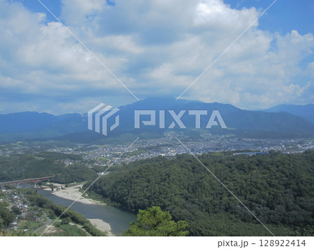 恵那山と木曽川、中津が川市街、苗木城からの風景 恵那山と木曽川、中津が川市街、苗木城からの風景 128922414