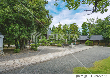 京都 広隆寺の境内風景 128922466