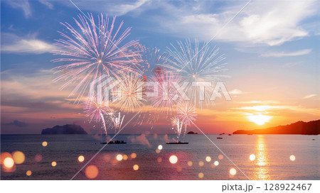 打ち上げ花火　海　夕焼け空 128922467