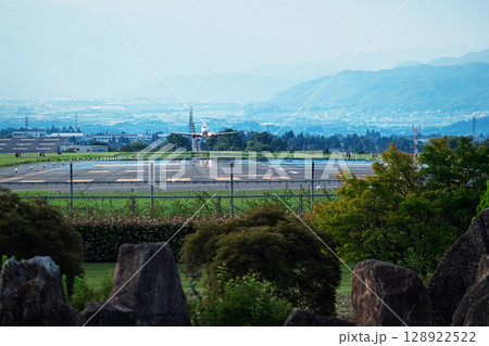 信州スカイパーク、松本空港を離発着する飛行機 信州スカイパーク、松本空港を離発着する飛行機 128922522