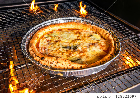 ピッツア　Make homemade pizza outdoors in the oven 128922697