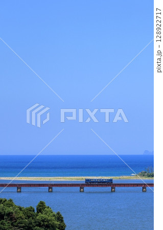 由良川鉄橋を渡る京都丹後鉄道 128922717