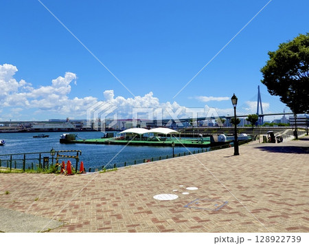 ユニバーサルハーバーデッキからユニバーサルシティポートを見た風景 大阪市此花区桜島 ユニバーサルハーバーデッキからユニバーサルシティポートを見た風景 大阪市此花区桜島 128922739
