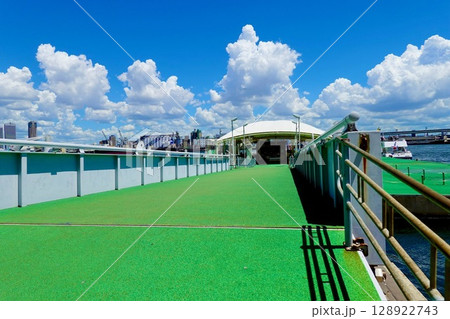 ユニバーサルハーバーデッキからユニバーサルシティポートを見た風景 大阪市此花区桜島 ユニバーサルハーバーデッキからユニバーサルシティポートを見た風景 大阪市此花区桜島 128922743