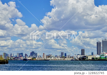 ユニバーサルシティポートから安治川上流の弁天町方面を見た風景 大阪市此花区桜島 ユニバーサルシティポートから安治川上流の弁天町方面を見た風景 大阪市此花区桜島 128922745