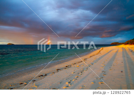 オセアニア フィジー共和国ビティレブ島の西の沖合いママヌザ諸島マナ島のノースビーチと水平線の虹の夕景 オセアニア フィジー共和国ビティレブ島の西の沖合いママヌザ諸島マナ島のノースビーチと水平線の虹の夕景 128922765
