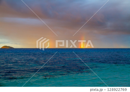 オセアニア フィジー共和国ビティレブ島の西の沖合いママヌザ諸島マナ島のノースビーチと水平線の虹の夕景 オセアニア フィジー共和国ビティレブ島の西の沖合いママヌザ諸島マナ島のノースビーチと水平線の虹の夕景 128922769