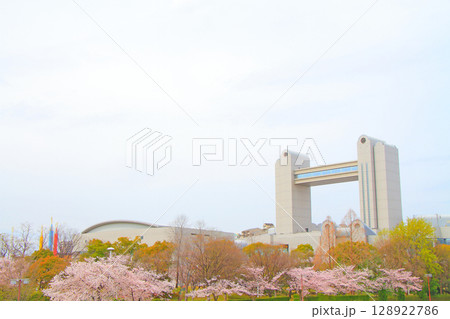 春の愛知県名古屋市、満開の桜とセンチュリーホールの風景 128922786