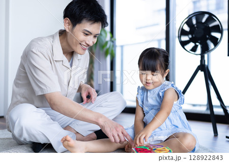 パパと娘が楽しく遊ぶ 128922843