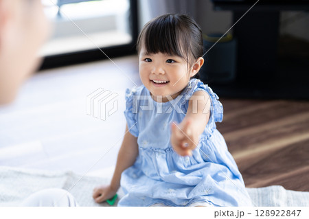 パパと娘が楽しく遊ぶ 128922847