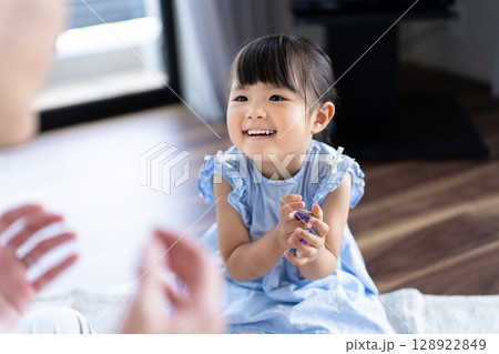 パパと娘が楽しく遊ぶ 128922849