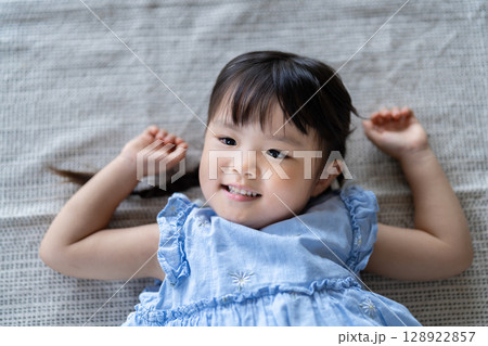 元気いっぱいの女の子 128922857