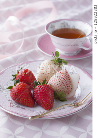 紅白の苺 128922883
