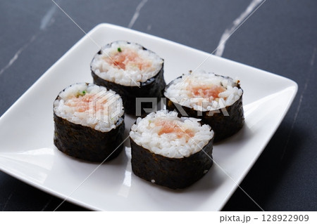 ネギトロ巻き - 細巻き寿司の定番といえば、マグロと長ネギを巻き込んだネギトロ巻き ネギトロ巻き - 細巻き寿司の定番といえば、マグロと長ネギを巻き込んだネギトロ巻き 128922909