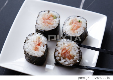 ネギトロ巻き - 細巻き寿司の定番といえば、マグロと長ネギを巻き込んだネギトロ巻き 128922910