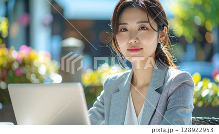 夏のテラス席で働く20代日本人女性の肖像 128922953
