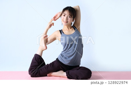 ヨガ　運動　女性イメージ 128922974