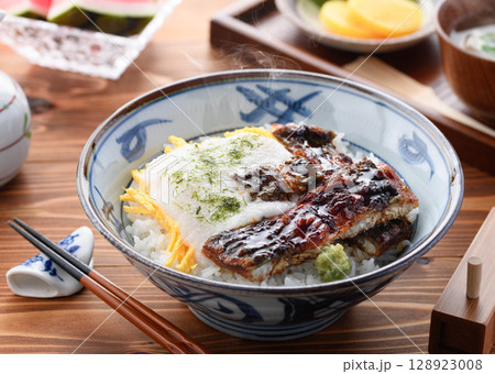 とろろ×うなぎの極上コラボ！贅沢うなとろ丼の湯気たつ一杯 128923008