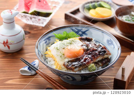 とろろ×うなぎの極上コラボ！贅沢うなとろ丼の湯気たつ一杯 128923010
