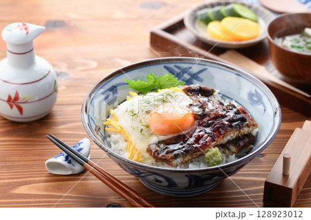 とろろ×うなぎの極上コラボ！贅沢うなとろ丼の湯気たつ一杯 128923012