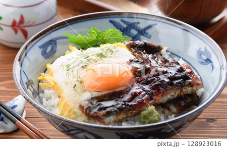 とろろ×うなぎの極上コラボ！贅沢うなとろ丼の湯気たつ一杯 128923016