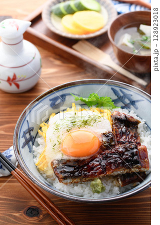 とろろ×うなぎの極上コラボ！贅沢うなとろ丼の湯気たつ一杯 128923018