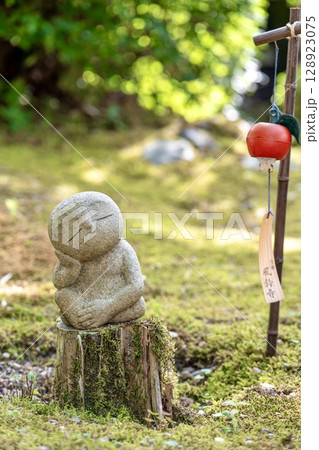 可愛いお地蔵さんと風鈴のある和の風景 可愛いお地蔵さんと風鈴のある和の風景 128923075
