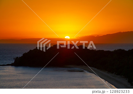 オセアニア　フィジー共和国ビティレブ島の西の沖合いママヌザ諸島マナ島の展望台からノースビーチの夜明け 128923233