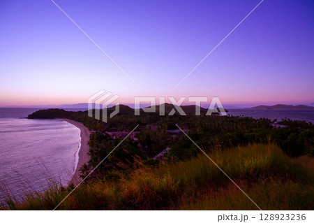 オセアニア　フィジー共和国ビティレブ島の西の沖合いママヌザ諸島マナ島の展望台からノースビーチの夜明け 128923236