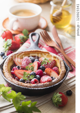 苺のダッチベイビー / ドイツ風パンケーキ 128923341