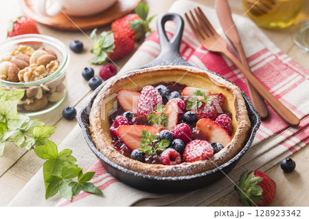 苺のダッチベイビー / ドイツ風パンケーキ 128923342
