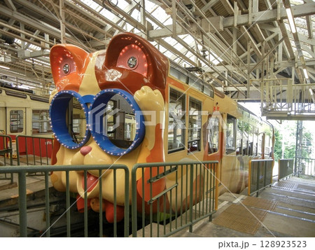 生駒ケーブル、宝山寺駅に停車中のコ11形客車ミケ 生駒ケーブル、宝山寺駅に停車中のコ11形客車ミケ 128923523