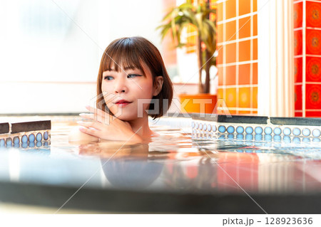 入浴する日本人女性 入浴する日本人女性 128923636
