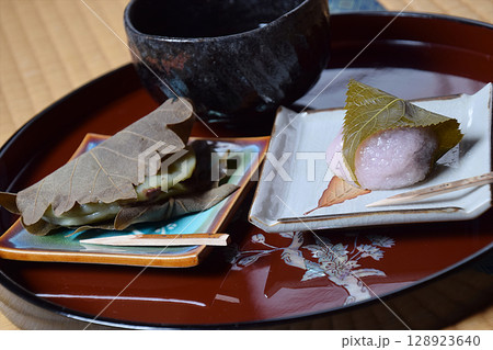 和スィーツ さくら餅(桜餅)・ヨモギ餅(草餅)の2種と抹茶ティーの和風スィーツセット(和菓子セット) 和スィーツ さくら餅(桜餅)・ヨモギ餅(草餅)の2種と抹茶ティーの和風スィーツセット(和菓子セット) 128923640