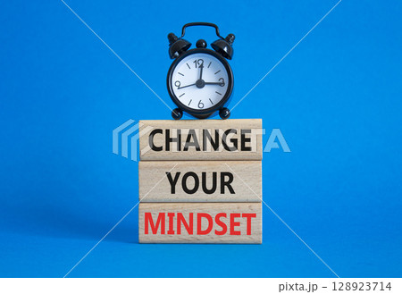 Change your mindset symbol. Concept words Change your mindset on wooden blocks with alarm clock. Beautiful blue background. Business and Change your mindset concept. Copy space. 128923714