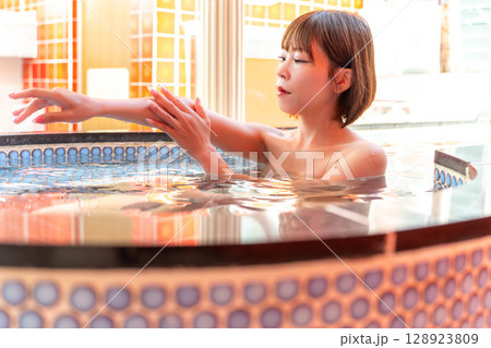 入浴する日本人女性 入浴する日本人女性 128923809