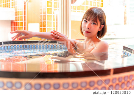 入浴する日本人女性 入浴する日本人女性 128923810