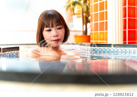 入浴する日本人女性 128923812
