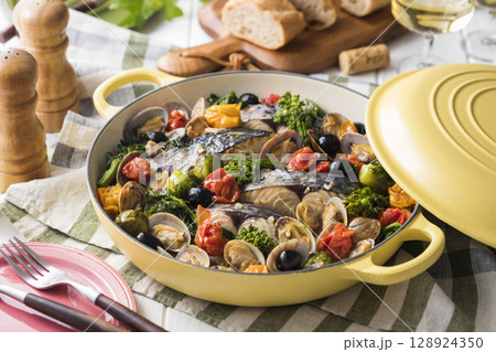 鰆と春野菜のアクアパッツァ 128924350