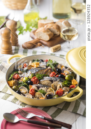 鰆と春野菜のアクアパッツァ 鰆と春野菜のアクアパッツァ 128924352