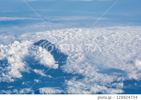 飛行機から見た雲海と富士山 128924734