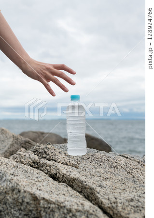ペットボトルの水を持っている人 128924766