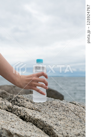 ペットボトルの水を持っている人 128924767