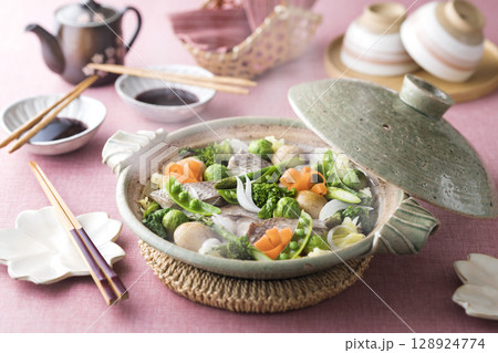春野菜と鯛の蒸し鍋 春野菜と鯛の蒸し鍋 128924774