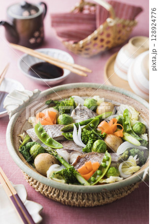 春野菜と鯛の蒸し鍋 春野菜と鯛の蒸し鍋 128924776
