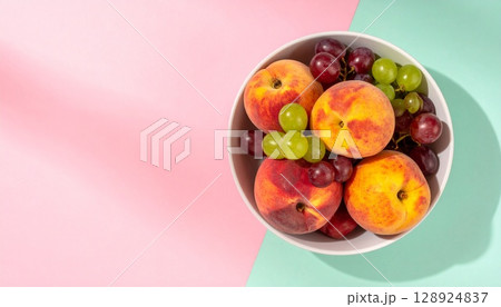 マットな背景に盛られた夏の果物の盛り合わせ 128924837