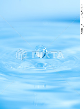 水しぶきのアクションショット 水しぶきのアクションショット 128924906