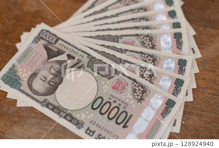 日本の一万円札のお金 日本の一万円札のお金 128924940