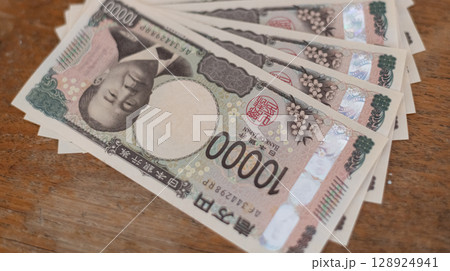日本の一万円札のお金 日本の一万円札のお金 128924941