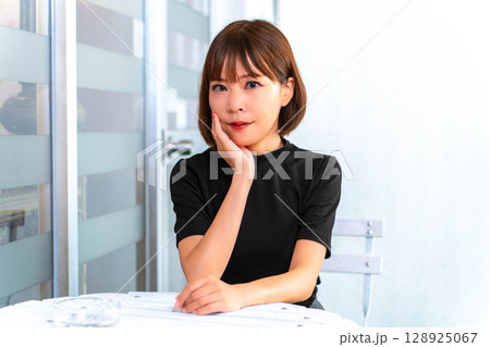 日本人女性の室内ポートレート 128925067